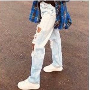 Distressed Levi’s Mom Jeans